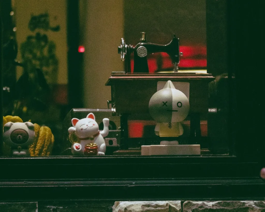 A black Singer Featherweight carrying case open on a table with the machine and its accessories inside